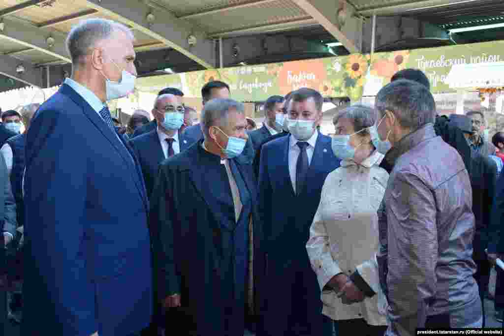 Здесь поначалу казалось, что президент ведет себя образцово — маска закрывала и нос, и рот, дистанция, насколько это было возможно в торговых рядах с большим скоплением народа, соблюдалось. Но в какой-то момент маска мигрировала сначала под нос, а затем... 