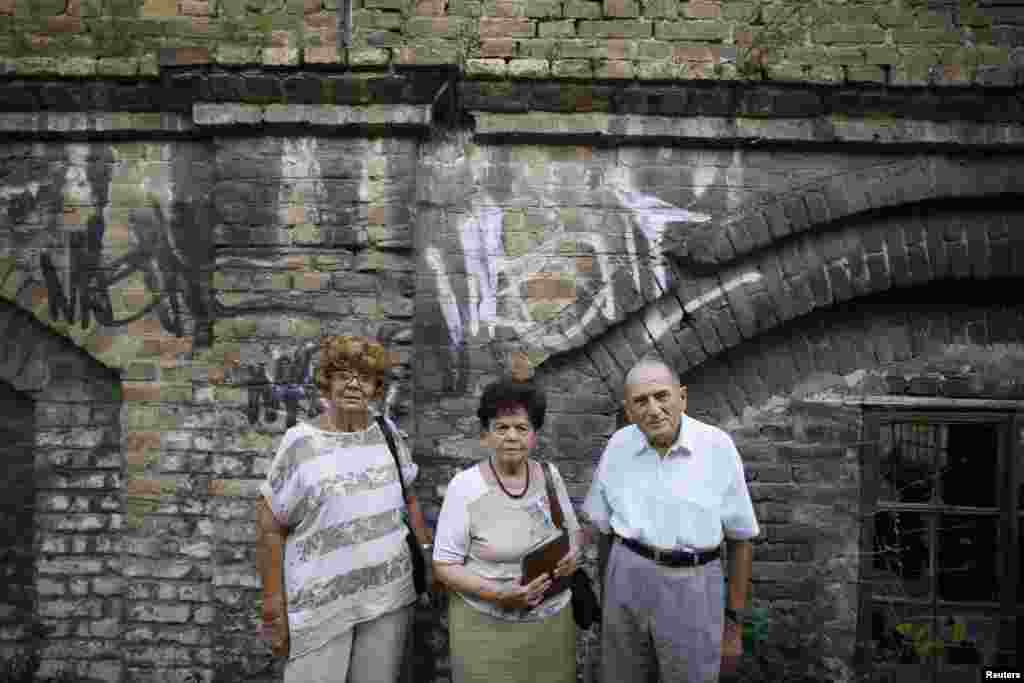 Lucija Rajner (l), Marijana Sibinović i Teodor Kovač ispred Topovske Šupe, Beograd, 29. juli 2013. Foto: REUTERS / Marko Đurica