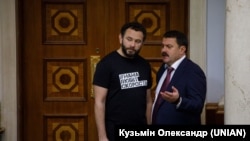 Олександр Дубінський (ліворуч) і Андрій Деркач перебувають під санкцями США за втручання у вибори в США