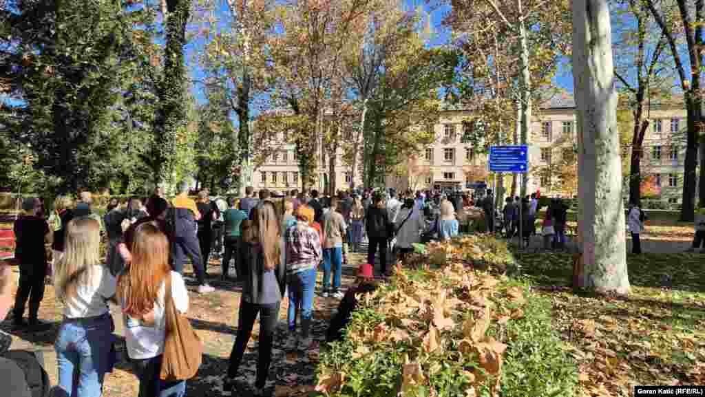 Građani Banjaluke 1. novembra na okupljanju u sjećanje na žrtve pada nadstrešnice u Novom Sadu.