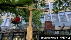 Maketa vage koja simbolično prikazuje da su studenti jači od režima, 28. maj 2025.