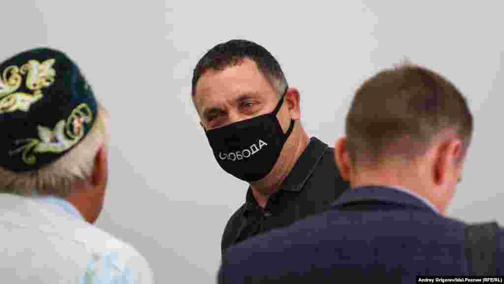 "Вот у какой партии есть чёрный цвет? Мы — единственные! Чёрный цвет содержит все цвета. Цвет свободы. Наше знамя — цвета ночи".