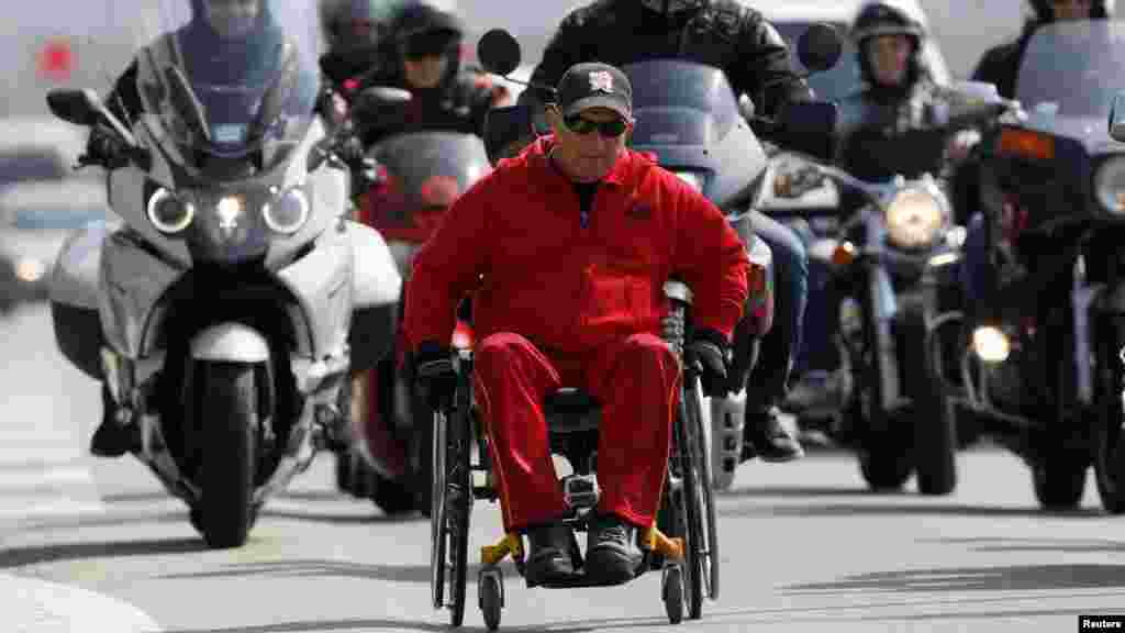 Srbija - Makedonski paraplegičar Mile Stojkoski u invalidskim kolicima na putu od Kruševa do Olimpijskih igara u Londonu, Beograd, 28. mart 2012.