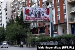 სისხლიანი ბანერები ეტაპობრივად გამოჩნდა საქართველოს დიდ ქალაქებში 2020 წლის საპარლამენტო და 2021 წლის თვითმმართველობის არჩევნების წინ. ამ ბანერების დამკვეთების ვინაობა ამ დრომდე დაუდგენელია.