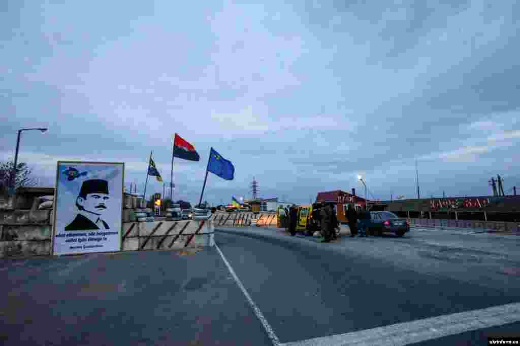 Процедура осмотра легковых автомобилей в районе пункта пропуска «Чонгар», 4 ноября 2015 года