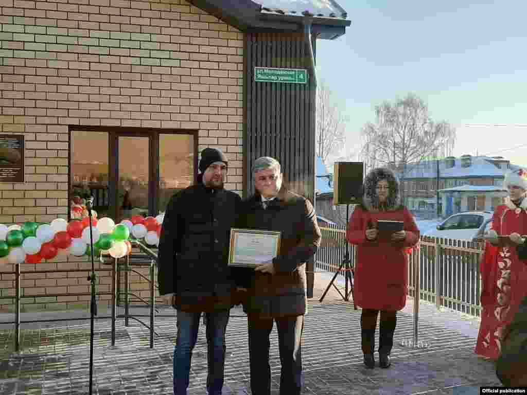 Вновь награждения и позирование на фоне новенького здания. 