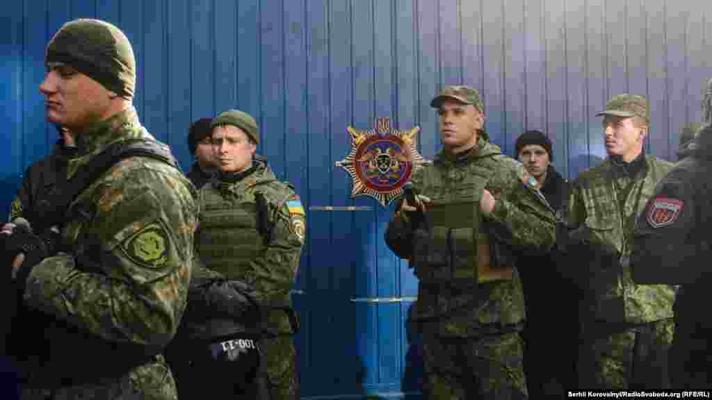 За порядком слідкували підрозділи МВС. Під час ходи невідомі кинули у бік правоохоронців піротехнічний засіб. Постраждалих немає. Пізніше у прес-службі столичного управління міліції уточнили, що вибухнула петарда – ВІДЕО