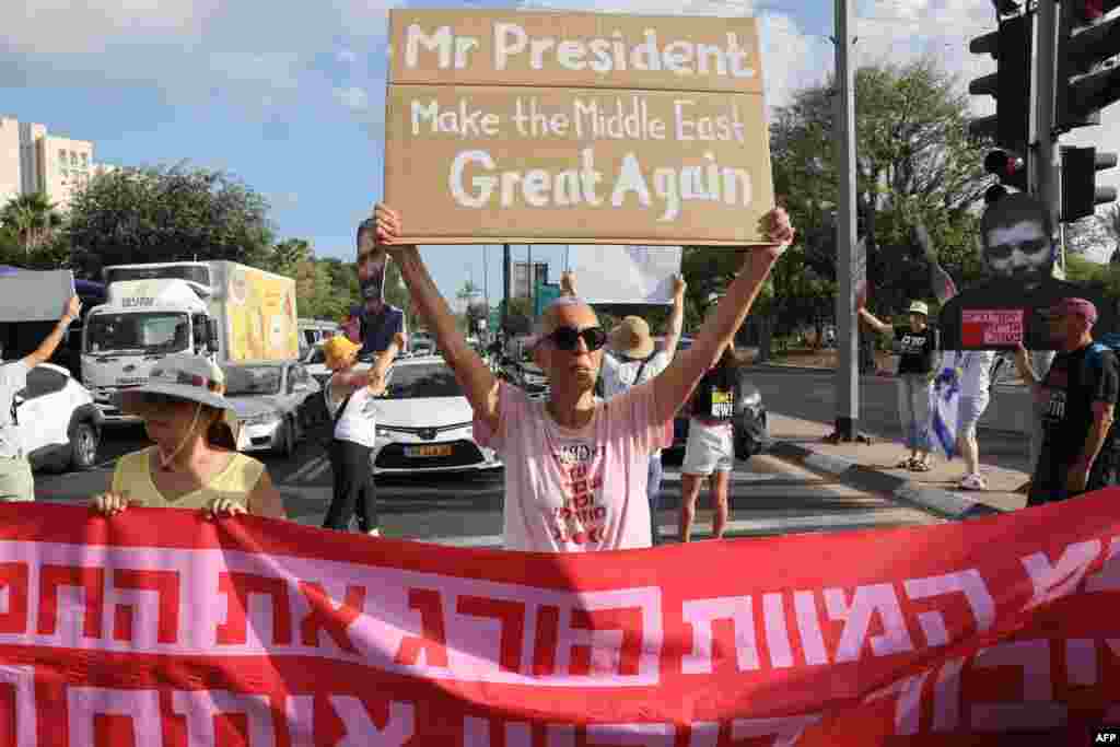 Demonstranti sa transparentima tokom demonstracija koje su organizovale porodice izraelskih talaca u Tel Avivu 26. avgusta 2025. Poruka "Gospodine predsjedniče, učinite Bliski istok ponovo velikim" je upućena američkom predsjedniku Donaldu Trumpu.