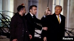 Президент Франції Емманюель Макрон, обраний президент США Дональд Трамп і президент України Володимир Зеленський. Париж, Франція, 7 грудня 2024 року