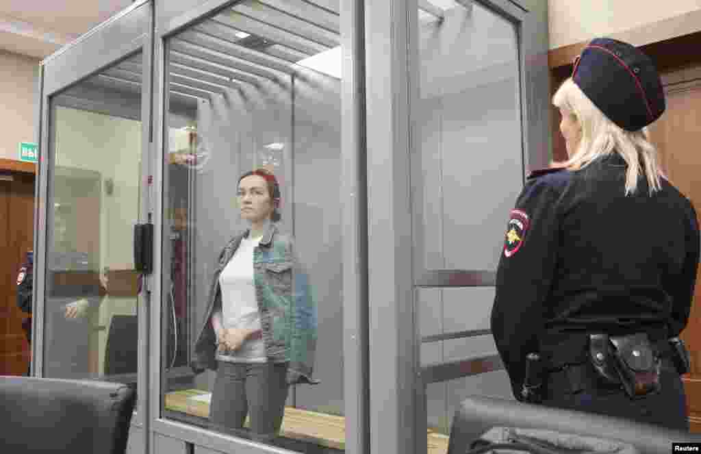 Алсу в "аквариуме" во время судебного заседания в Казани, 31 мая 2024 года 