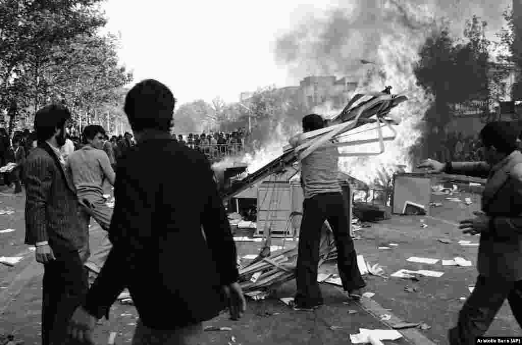 Demonstranti su zapalili vatre na ulicama iranskog glavnog grada tokom antivladinih demonstracija 5. novembra 1978. Nešto kasnije, istog tog mjeseca, protesti su postali veoma opasni kada su se naoružani vojnici sukobili sa studentima na teheranskom univerzitetu.