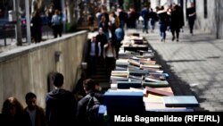 ბუკინისტები თბილისის ქუჩაში