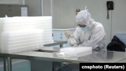 Kineski medicinski tehničar u laboratoriji pravi nove setove potrebne za testiranje novog korona virusa, Gangžou, Kina, 28. januar