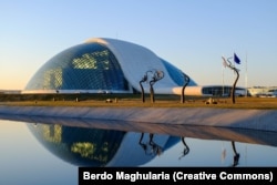 პარლამენტი 2015 წელს. დღეს ეს ტბა დამშრალია.