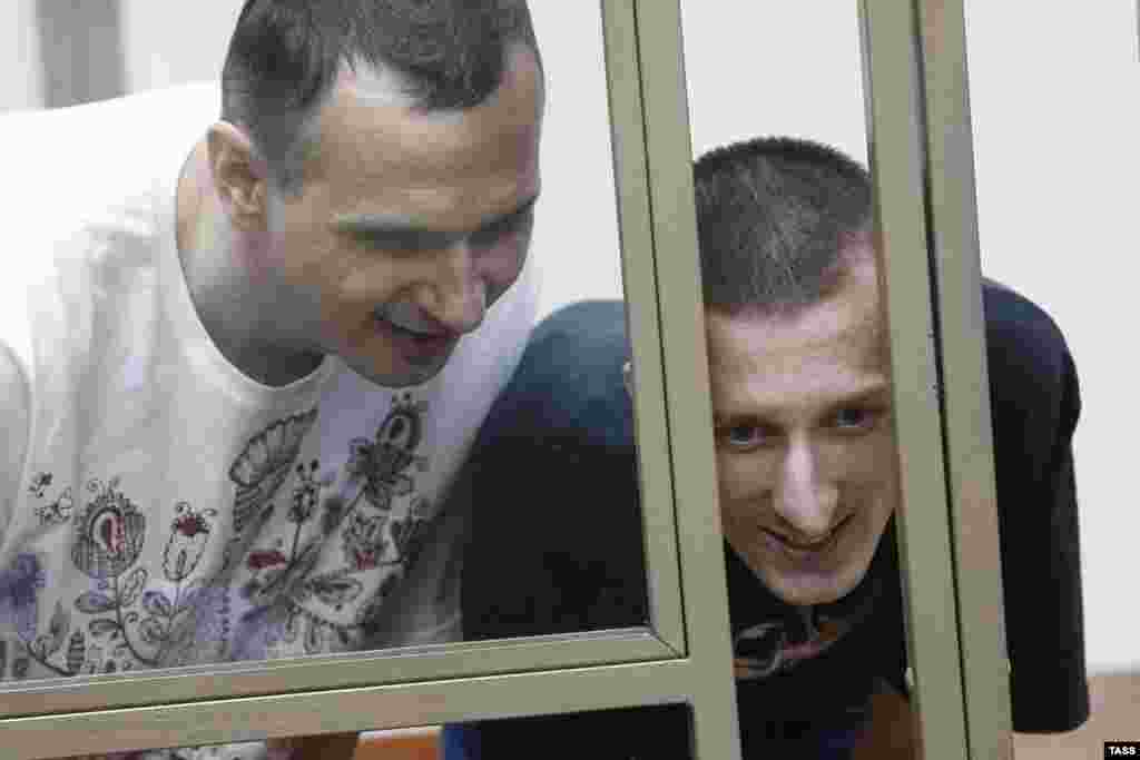 Российский суд приговорил Олега Сенцова к 20 годам, Александра Кольченко – к 10, 25 августа 2015 года