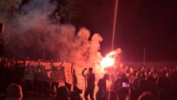 Parole protiv Turaka i pirotehnika na protestu ispred Vlade u Podgorici Parole protiv Turaka i pirotehnika na protestu ispred Vlade u Podgorici