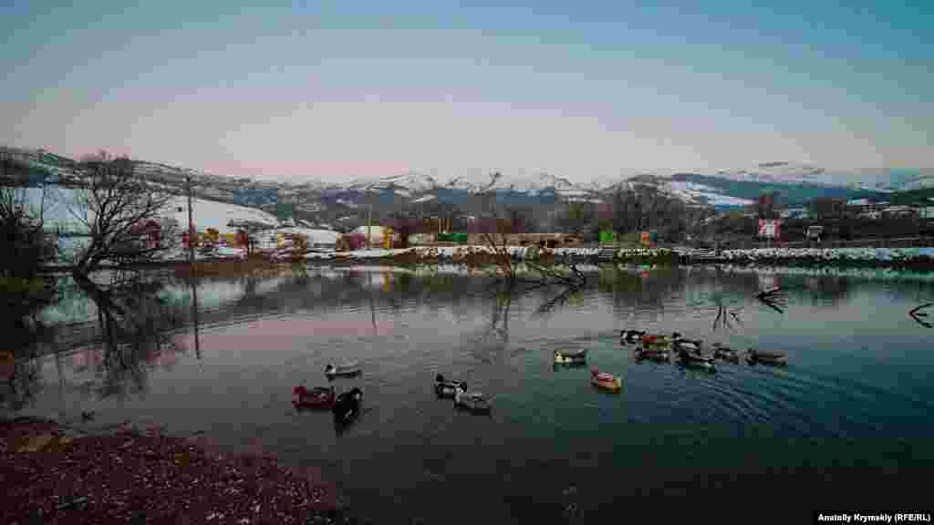 Кизил-Коба – это западные отроги Долгоруковской яйлы, что в трех километрах от села Перевальное. Больше зимних этюдов долины Красных пещер – в фотогалерее