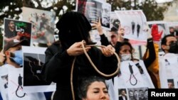 Ljudi sudjeluju u prosvjedu protiv islamskog režima u Iranu nakon smrti Mahse Aminija, u Istanbulu, 10. decrmvar 2022. 