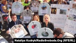 Італійські анімалісти на акції протесту проти винищення собак в результаті пожежі в українському притулку, Рим, 16 квітня 2015 року