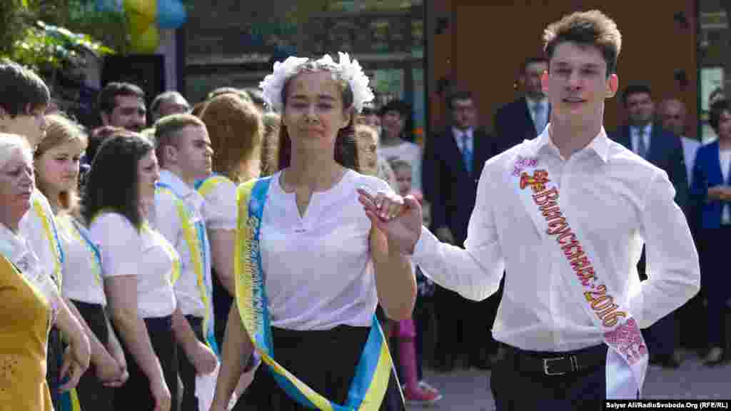 Шкільний вальс у виконанні випускників середньої загальноосвітньої школи №63 міста Києва