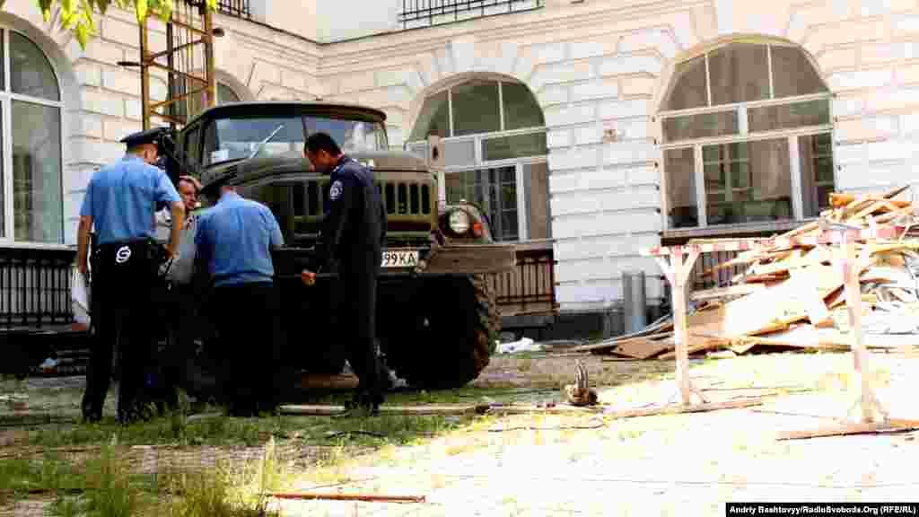 Журналістам чоловік, який керував роботою ремонтників, представитися відмовився. Він заявив, що зміст його роботи – «державна таємниця.