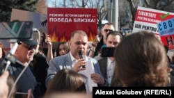 La ședința de judecată din 7 martie, când Alexandr Nesterovschi și-a ținut ultimul cuvânt în instanță. El a fost susținut de simpatizanții Partidului „Renaștere”.