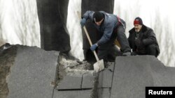 В Донецке очищают памятник Ленину, поврежденный взрывом