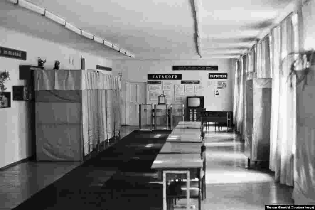 Избирательный участок в городке Селидово, Донецкая область, за несколько минут до начала голосования – 25 мая 2014 года