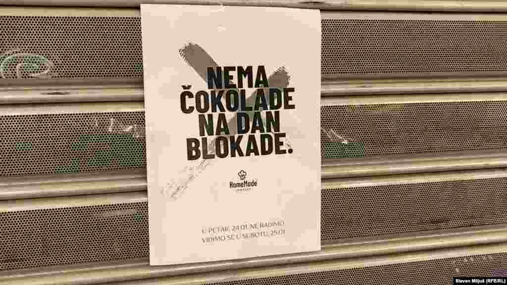 Poruka na zatvorenim vratima jedne poslastičarnice u Beogradu.