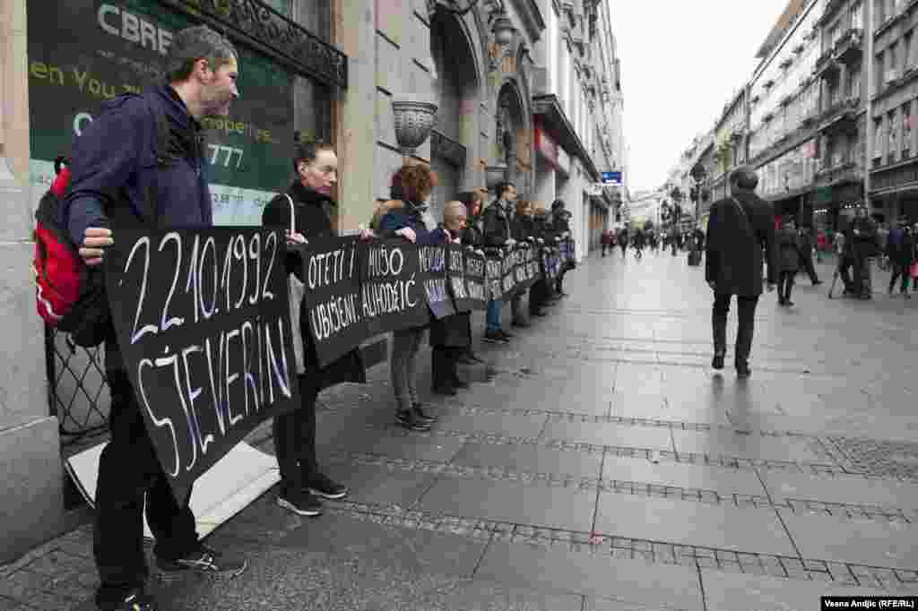 "Žene u crnom su danas ovde da podsete na sjeverinski zločin, i ukažu na jedan u nizu zločina počinjenih u naše ime", rekao je predstavnik "Žena u crnom" Miloš Urošević.