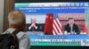 Kineski predsjednik Xi Jinpinga i američki predsjednik Joea Biden na ekranu u Hong Kongu, tokom emitovanja vijesti o njihovom razgovoru u septembru ove godine
