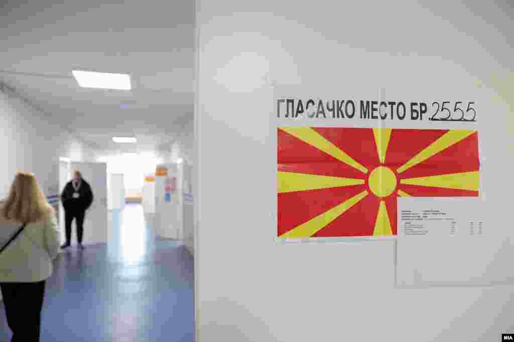 Ispred biračkog mjesta u Skoplju, 2. novembar 2025.U drugom krugu, pravo glasa za Grad Skoplje imaju 474.304 birača upisanih u birački spisak koji će glasati na 685 biračkih mjesta.