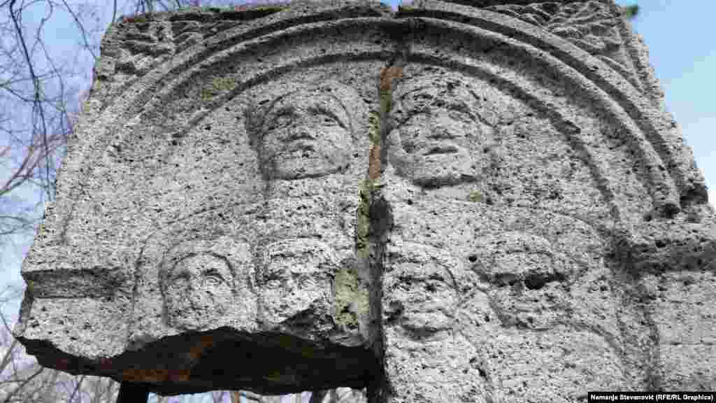 U okviru rimske tvrđave bilo je i groblje. Ovo je jedna od sačuvanih nadgrobnih ploča sa prikazom rimske porodice.