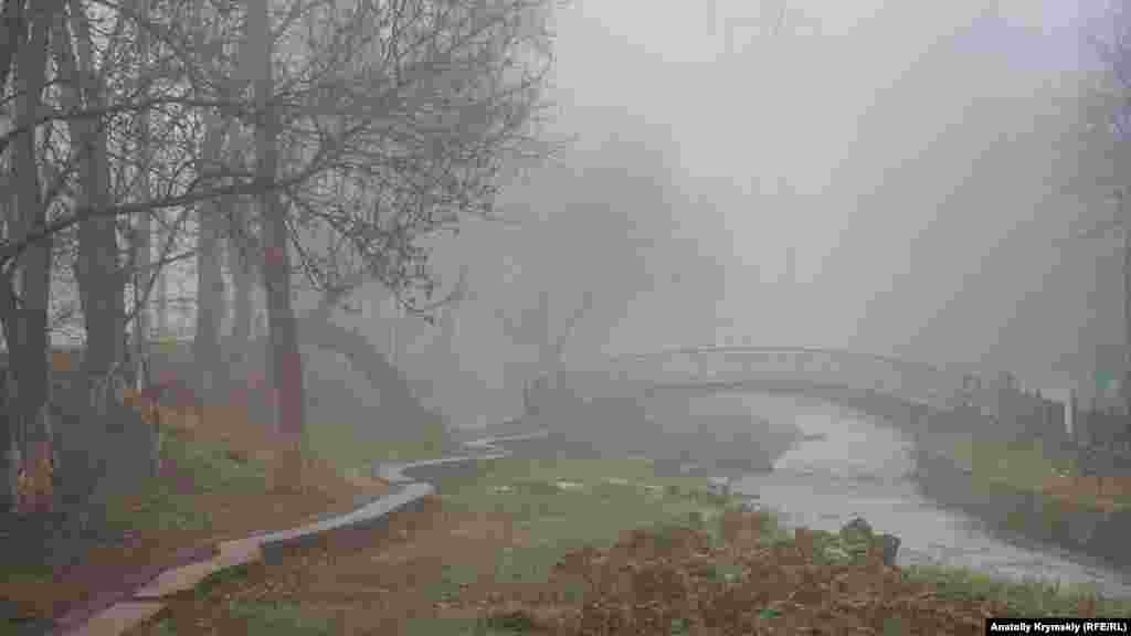 Туман над Салгиром в Симферополе. Утром 27 января крымскую столицу заволокло туманом. В нем моментально растворились верхние этажи жилых домов и верхушки деревьев. На смену погожему и ясному утру пришло ощутимое похолодание и заморосил мелкий дождь. Корреспондент Крым.Реалии прогулялся по улицам туманного Симферополя и запечатлел на фото крымскую столицу на исходе января