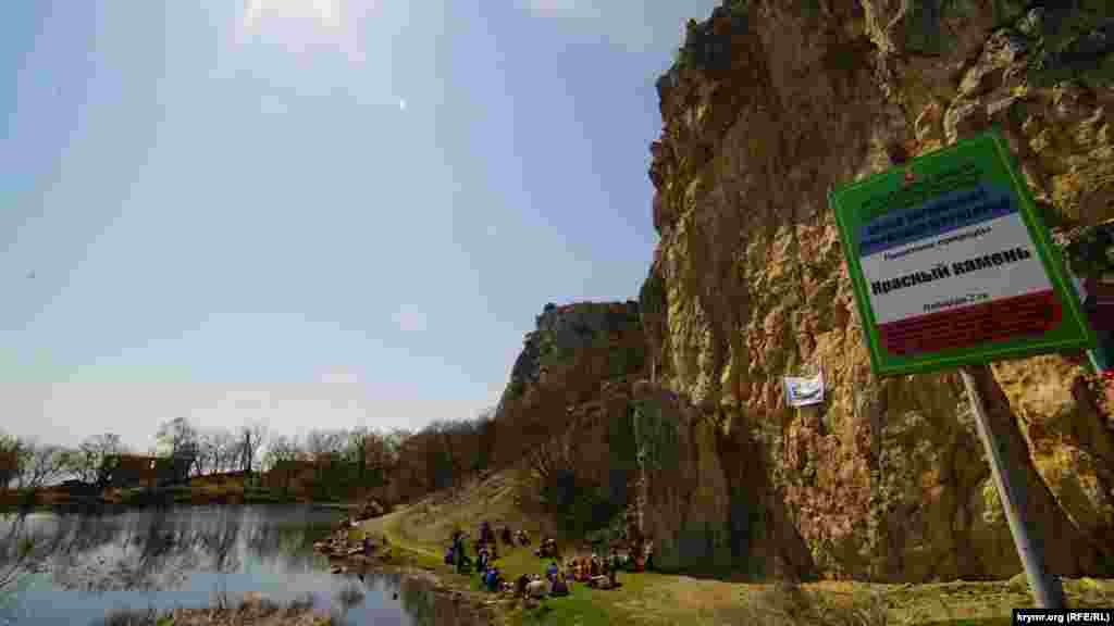 Площадь Красного Камня – 2 гектара. Площадка на ее вершине длиной 150 и шириной 50 метров