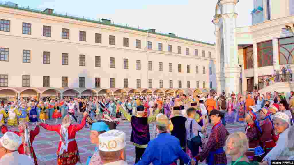 Кол Шәриф мәчете каршында меңгә якын кеше катнашында "Түгәрәк уен" уйналды