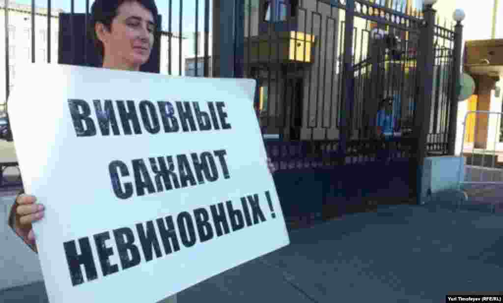 "Виновные сажают невиновных" плакат на акции #оккупайск у Следственного комитета
