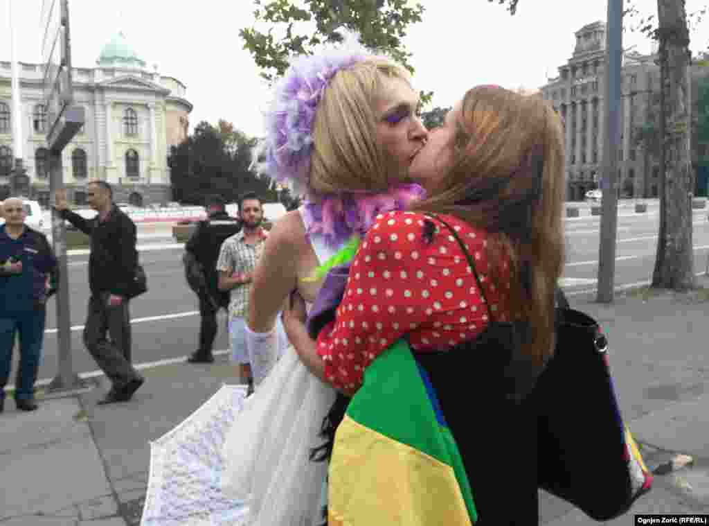 Uporedo sa paradom, prvi put održan je i skup "Ponos trans osoba".