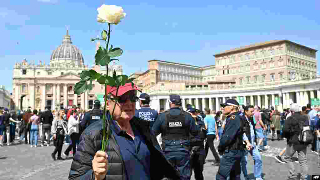 Muškarac sa bijelom ružom, koji je došao da oda poštu papi Franji, koji je preminuo dan nakon što se na istom mjestu obratio vjernicima povodom Uskrsa.
