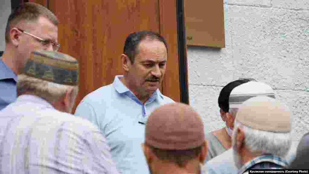 Позже к митингующим вышел российский министр внутренней политики, информации и связи Крыма Михаил Афанасьев. Он сообщил, что Аксенов не находится в здании правительства