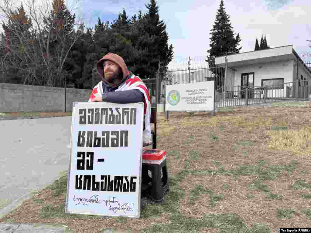 დათო სიმონია მე-5 დღეა სოლიდარობის აქციას მართავს დროებითი მოთავსების იზოლატორთან, სადაც მისი მეგობარი იმყოფება. ზვიად რობაქიძე რესტორან ,,ბაბილოსთან” დააკავეს. რესტორან „ბაბილოში“ შეკრებილ მოსამართლეებს ხალხმა საპროტესტო აქცია მოუწო. რესტორნიდან გამოსულ მოსამართლეებს აქციის მონაწილეებმა კვერცხები დაუშინეს. 