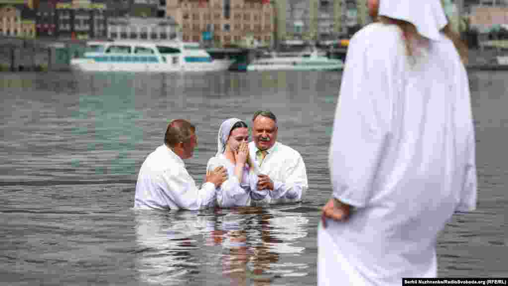 Хрещення віруючих баптистів у водах Дніпра, Труханів острів, Київ, 30 червня 2018 року ПЕРЕГЛЯНЬТЕ ФОТОГАЛЕРЕЮ