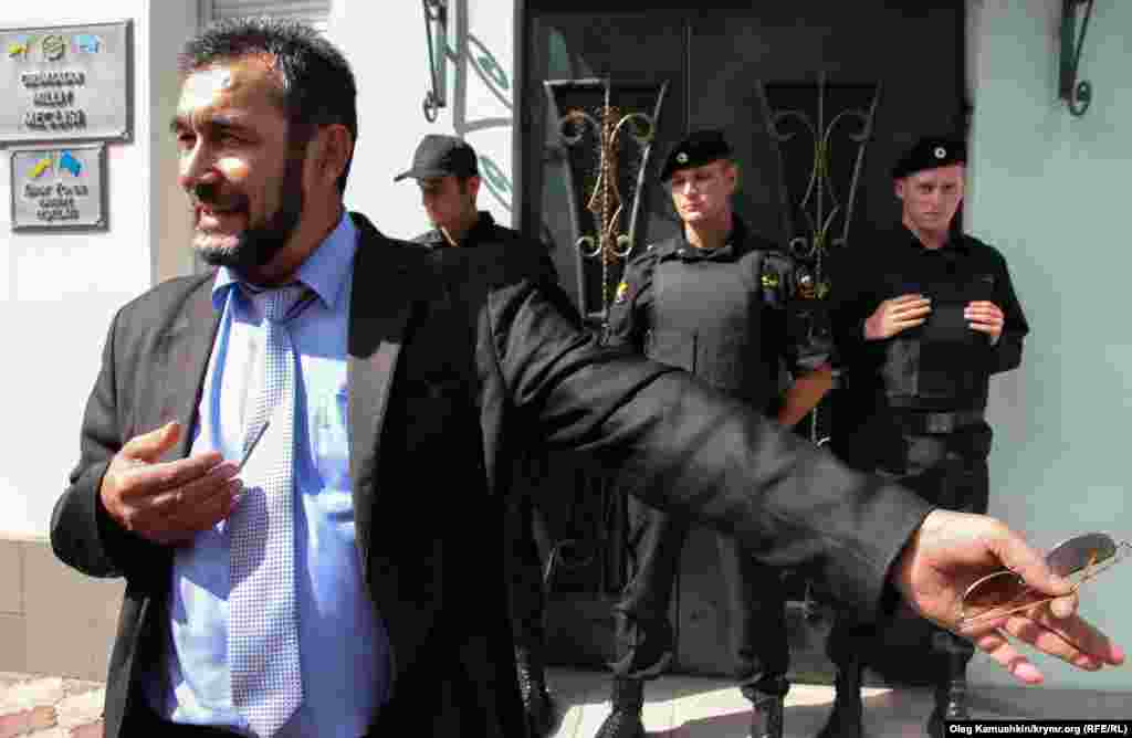 Смедляев заявил, что суда, решением которого здание арестовывают, еще не было, а значит все действия приставов – самоуправство и нарушение закона 