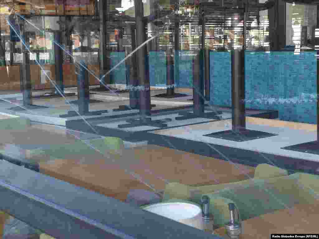 Zatvoreni kafići i restorani u jednom od skopskih tržnih centara zbog pandemije korona virusom, 20. mart, 2020. 