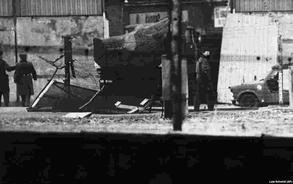 Попытки остановить людей, бегущих от "развитого социализма", были постоянной борьбой для властей Восточной Германии. При этом обычные люди придумывали все новые способы бегства. Этот грузовик протаранил секцию Берлинской стены в феврале 1989 года. Трое находившихся внутри граждан ГДР выпрыгнули из него, надев гидрокостюмы, чтобы переплыть реку Шпрее. Двое успешно доплыли до Западного Берлина, а третий был пойман и оказался в заключении.