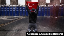 Акция протеста в Стамбуле после ареста Экрема Имамоглу. 23 марта 2025 года