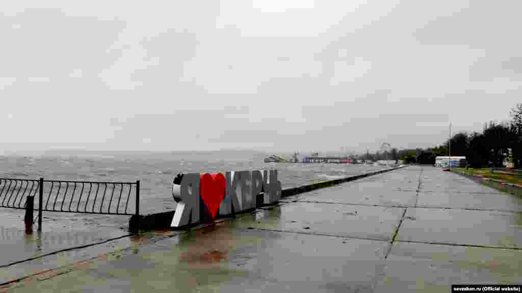 На міській набережній – пориви шквального вітру, на морі сильне хвилювання, хвилі захльостують бетонну огорожу