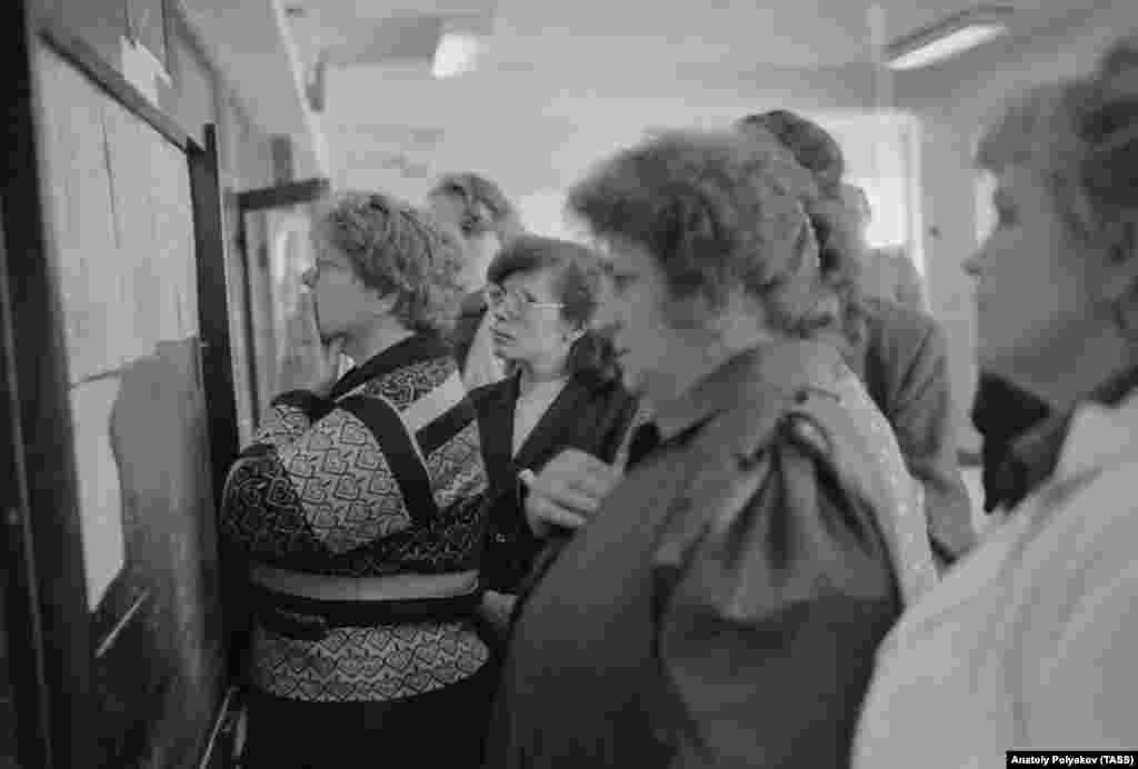 13 июня 1989 года. Новосибирск. Люди проверяют списки госпитализированных пассажиров поезда в Уфе, Челябинске и Куйбышеве.   