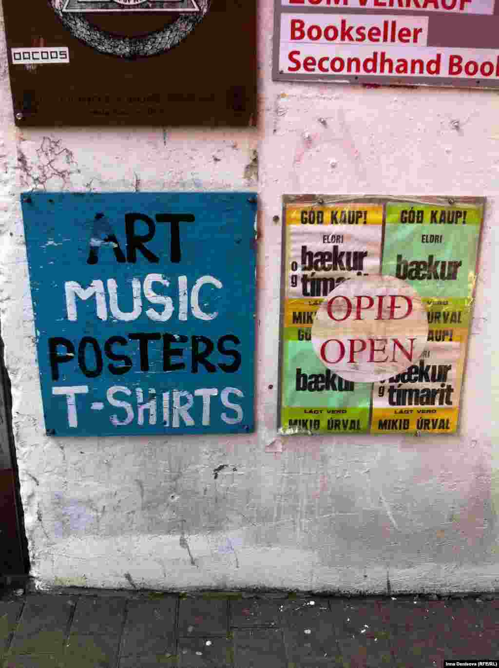 Больше рок-музыки в Исландии любят только литературу. Программа-минимум - выпить кофе в книжном кафе Glaetan, полистав "Младшую Эдду" Снорри Стурлусона и непременно заглянуть в Eymundsson, книжный магазин, открытый в 1872 году, В СССР часто издавали исландских писателей: Халлдора Лакснесса, Оулавюра Сигурдссона, Якобину Сигурдардоттир можно прочитать по русски. 