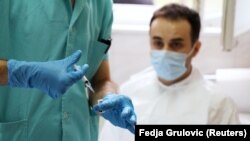 Zdravstveni radnik priprema vakcinu protiv COVID-a 19 na institutu "Torlak" u Beogradu